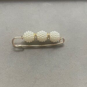 Safety pin Elegant Pearl Beaded Brooch for sweaters, blouses, skirts, hats